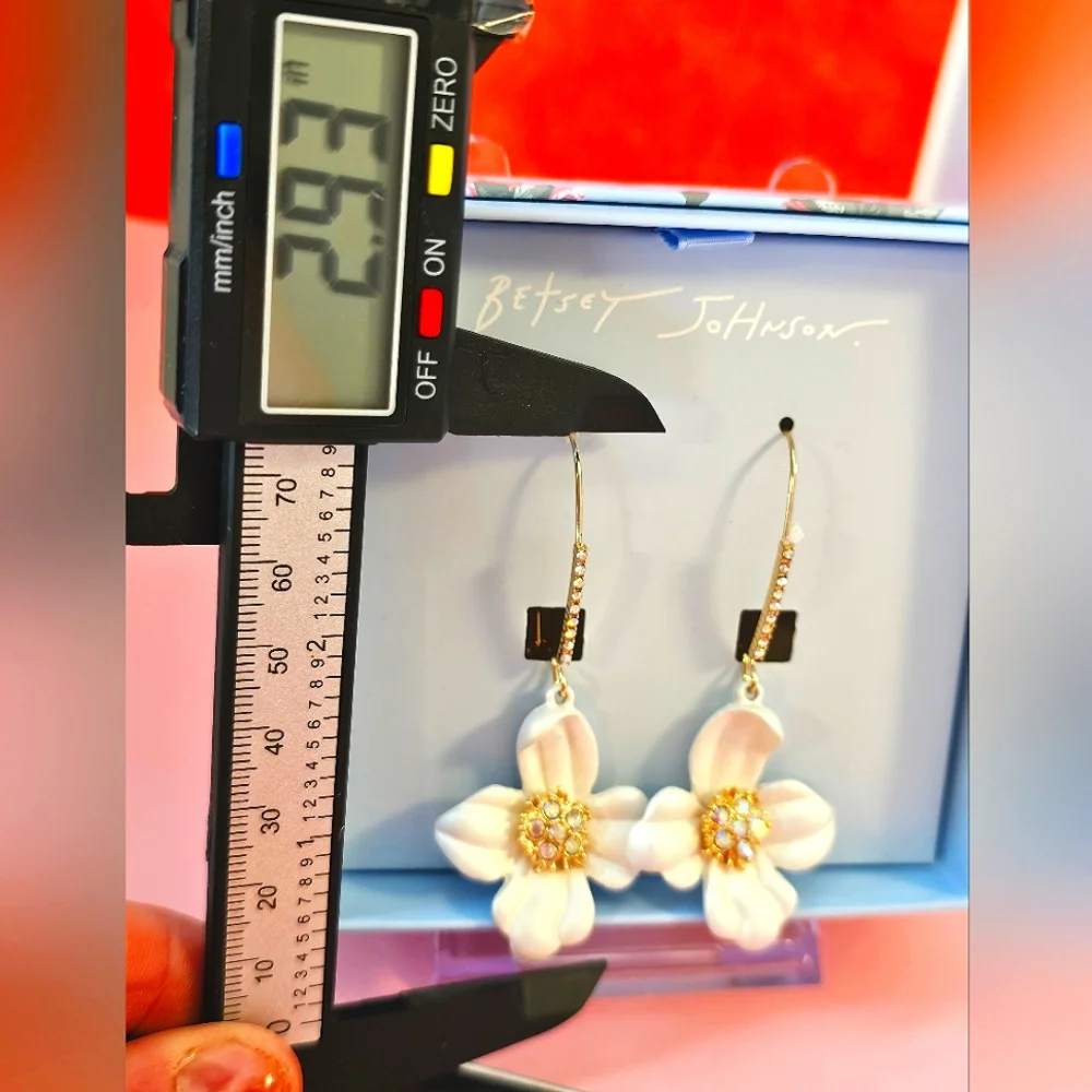 🌸Betsey Johnson Flower Dangle Earrings Gold-Tone Enamel w/ Stones🌸 - Picture 7 of 9